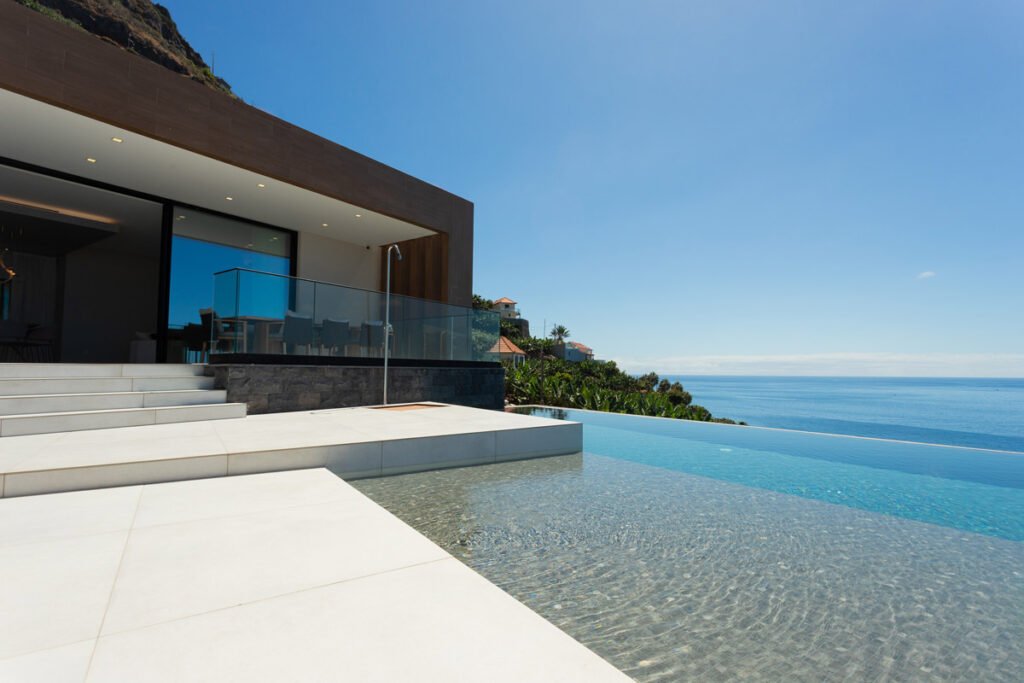 Luxury villa with infinity pool in Calheta, Madeira, overlooking the Atlantic Ocean—ideal for lifestyle living and investment
