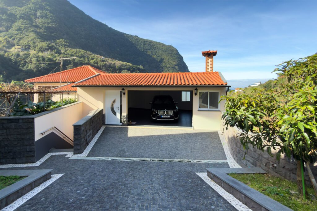 A classic country house in Madeira surrounded by mountains, perfect for a change from the city to the countryside.