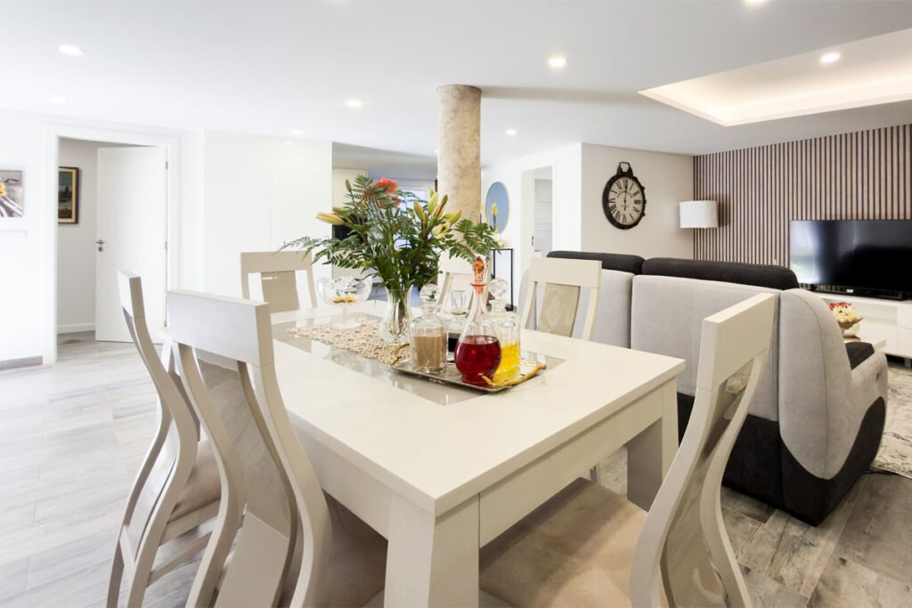 Large living and dining room in a classic house to live in Madeira, perfect for families and retreats.