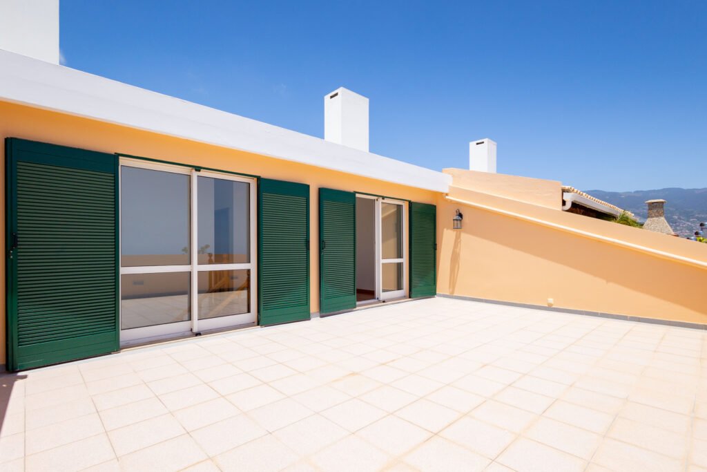 Expansive private tiled outdoor terrace in T3 duplex apartment for sale in Funchal Madeira