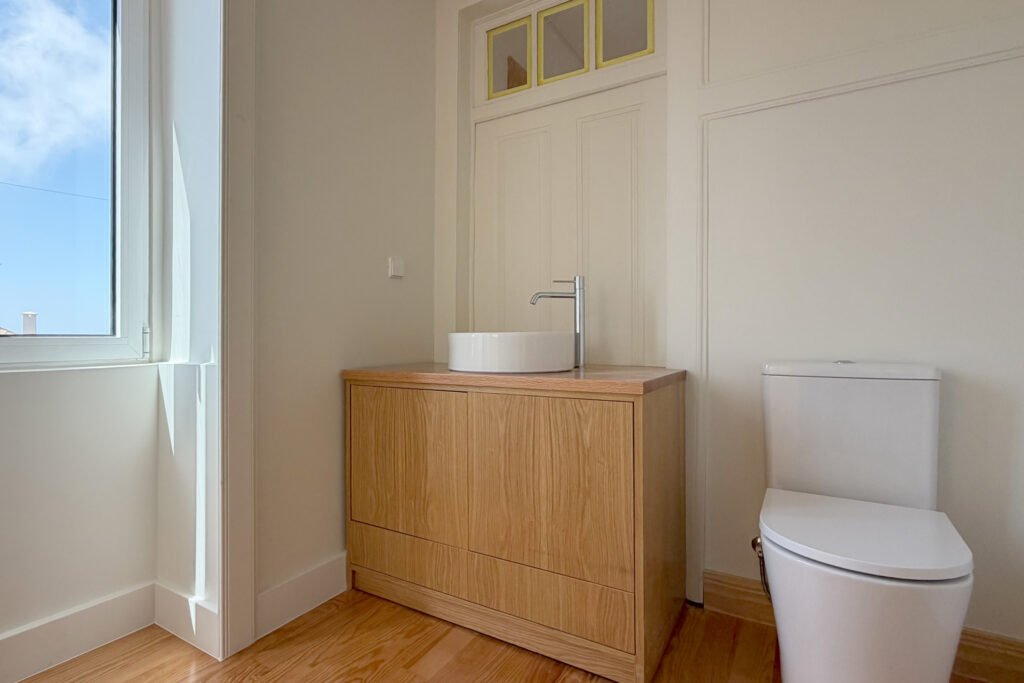 Modern bathroom in T2 house for sale in Calheta Madeira
