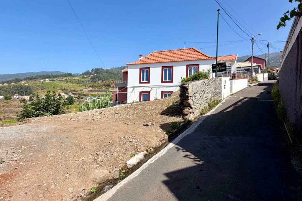 House for sale in Calheta Madeira with ocean view and land for pool project