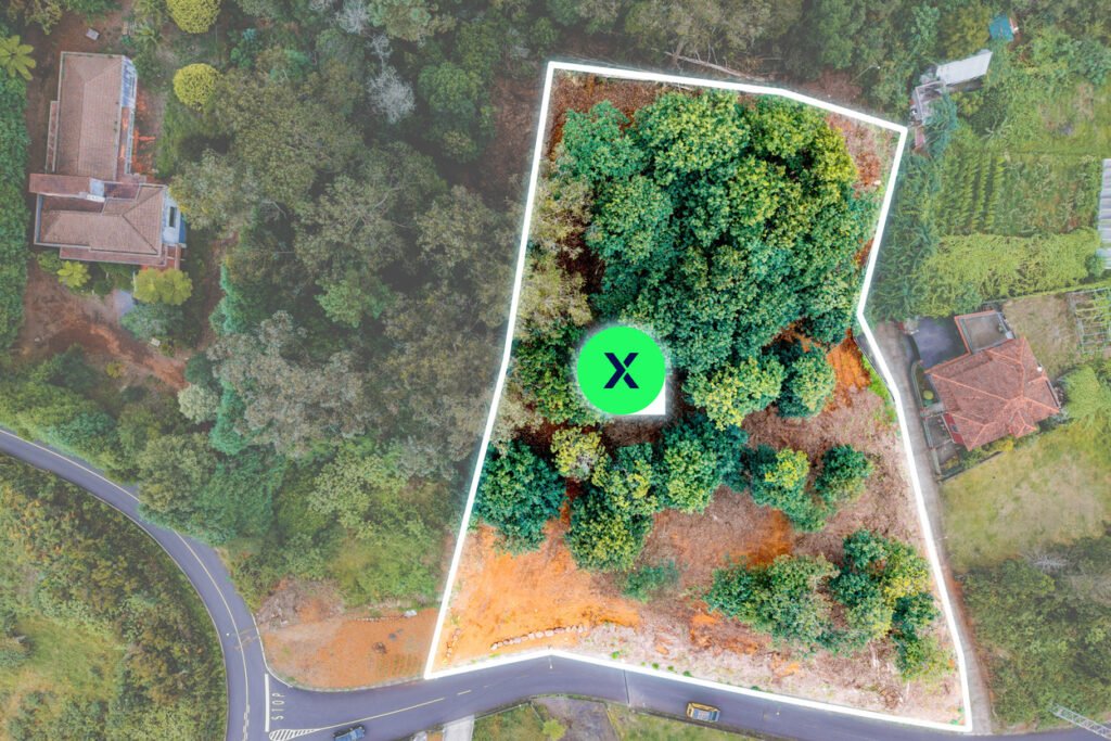 Overhead satellite map view showing boundaries of 5090 m2 plot for sale in Santana Madeira